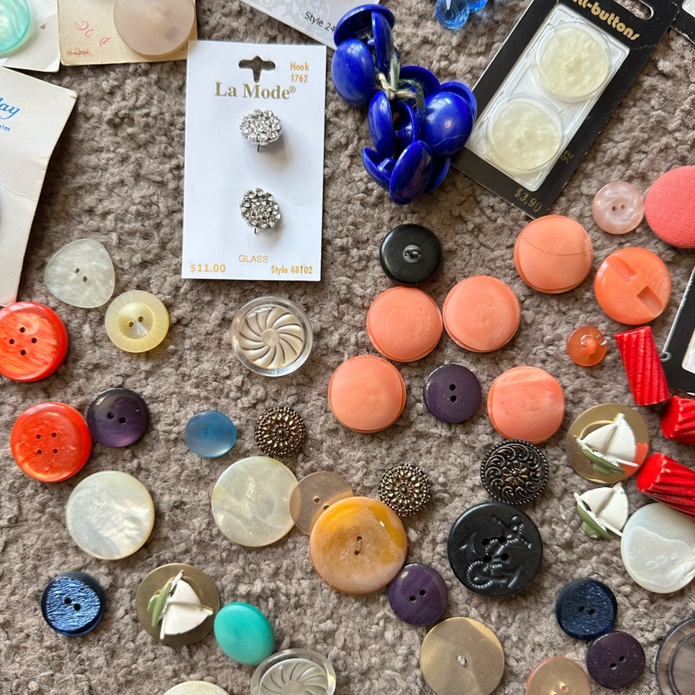 Assorted Vintage Button Collection - image 4